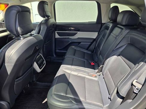 Used 2024 Lincoln Nautilus Premier image 10