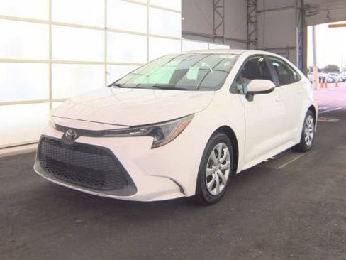 Used 2021 Toyota Corolla LE FWD image 3