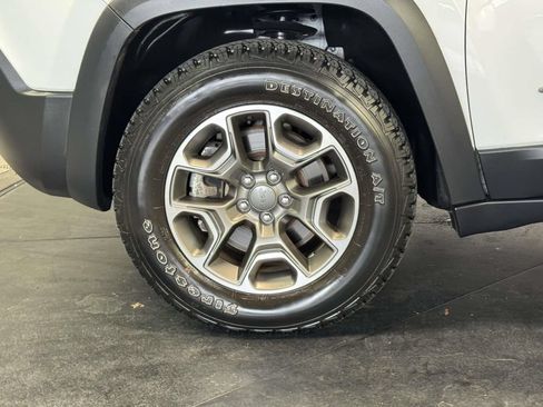 Used 2022 Jeep Cherokee Trailhawk w/ Premium Leather Package AWD/4WD image 9