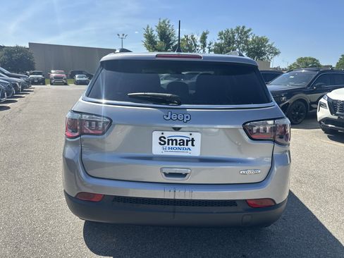 Used 2018 Jeep Compass Latitude w/ Popular Equipment Group FWD image 9