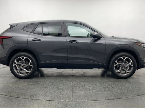 Used 2025 Chevrolet Trax LT FWD image 11
