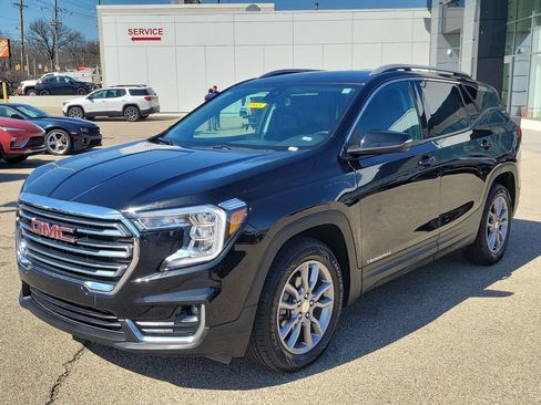 Used 2024 GMC Terrain SLT image 2
