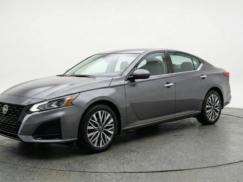 Used 2025 Nissan Altima 2.5 SV image 3