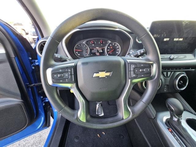 Used 2025 Chevrolet Blazer LT FWD image 3