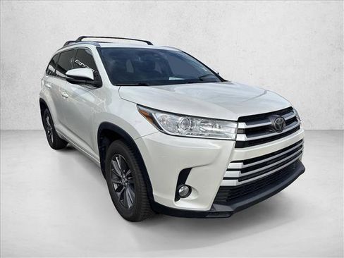 Used 2017 Toyota Highlander XLE image 8