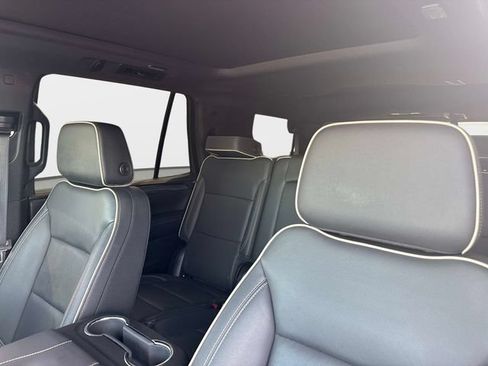 Used 2024 GMC Yukon SLT w/ SLT Premium Package AWD/4WD image 17