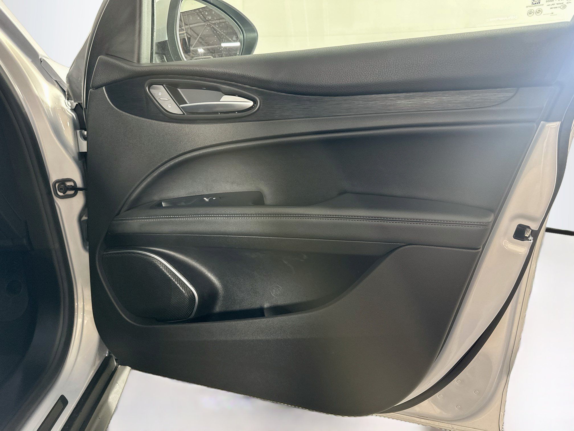 Used 2023 Alfa Romeo Stelvio Sprint RWD image 35