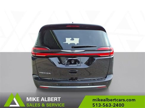 Used 2024 Chrysler Pacifica Touring-L image 6