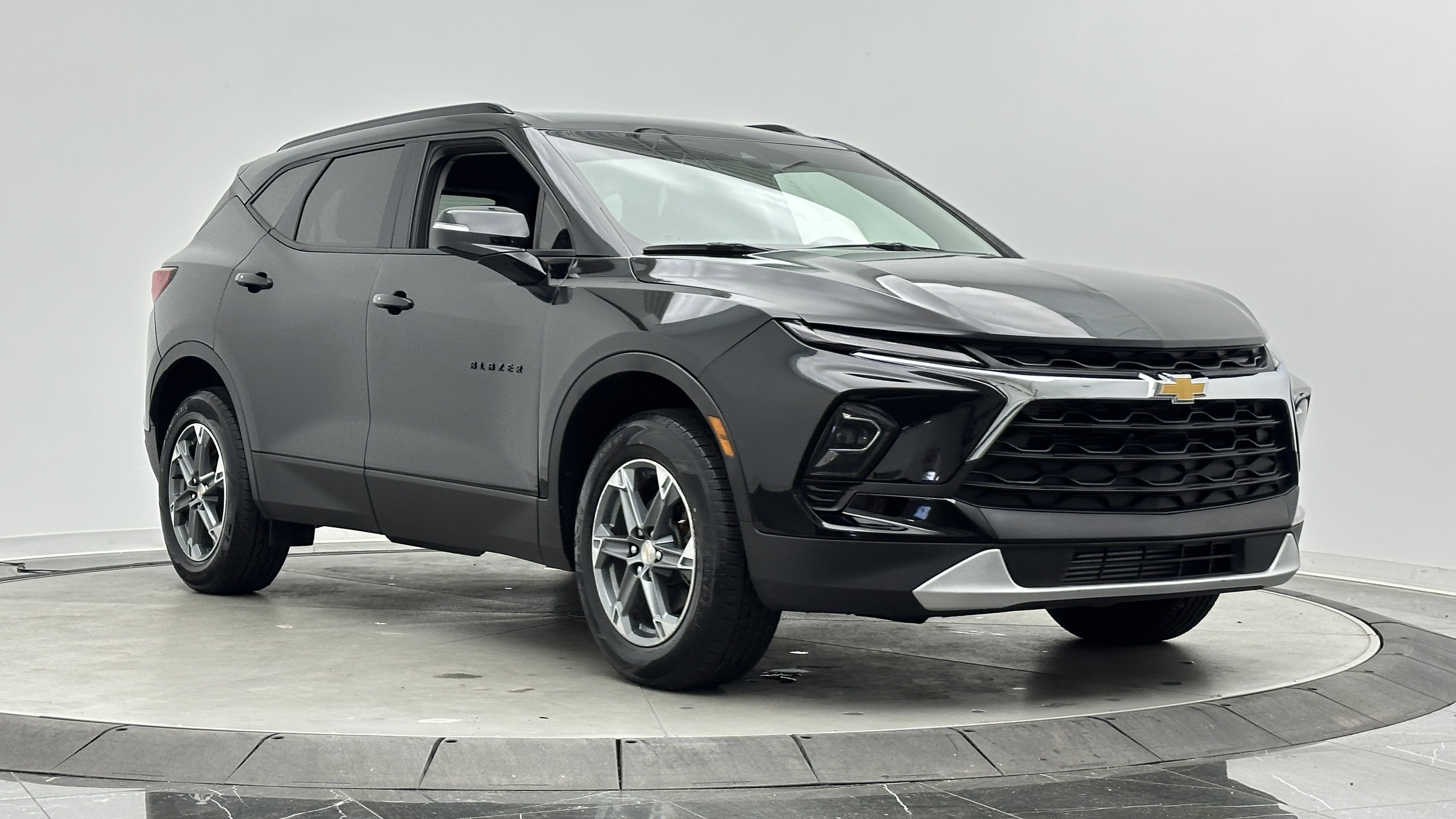 Used 2023 Chevrolet Blazer LT FWD image 3