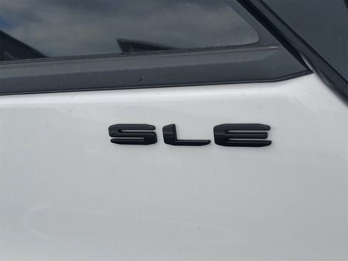 Used 2024 GMC Terrain SLE w/ Driver Convenience Package image 28