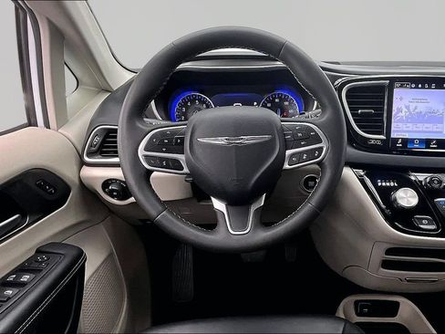 Used 2024 Chrysler Pacifica Touring-L FWD image 5