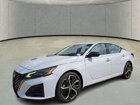 Used 2024 Nissan Altima 2.5 SR w/ SR Premium Package image 1