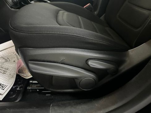 Used 2019 Jeep Renegade Latitude w/ Cold Weather Group image 56