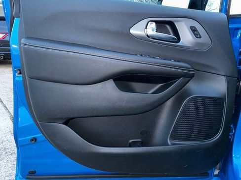 New 2026 Chrysler Pacifica Select image 10