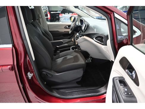 Used 2023 Chrysler Voyager LX FWD image 15