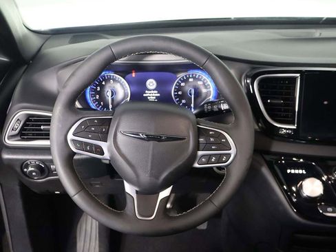 Used 2025 Chrysler Pacifica Select image 34