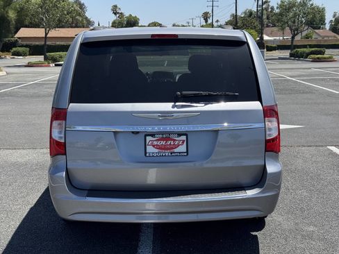 Used 2015 Chrysler Town & Country Touring FWD image 6