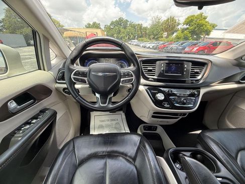 Used 2017 Chrysler Pacifica Touring-L FWD image 14