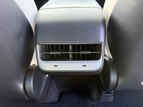 Used 2022 Tesla Model Y Long Range image 28