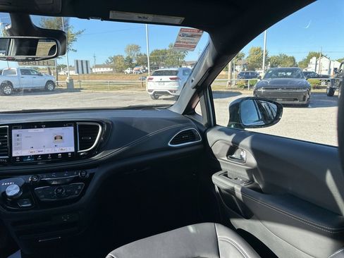 New 2026 Chrysler Pacifica Select image 48