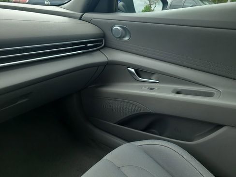 Used 2023 Hyundai Elantra SEL image 17