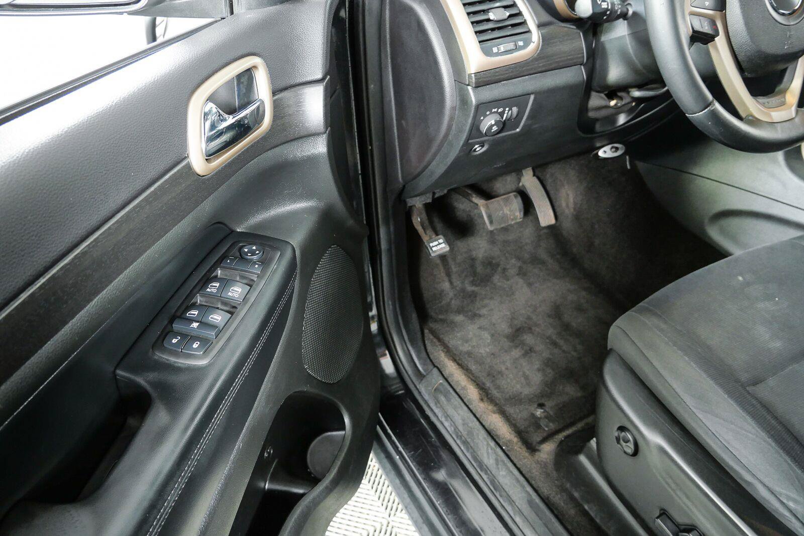 Used 2015 Jeep Grand Cherokee Laredo w/ Quick Order Package 23E RWD image 7