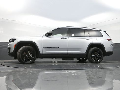 Used 2023 Jeep Grand Cherokee L Laredo image 31