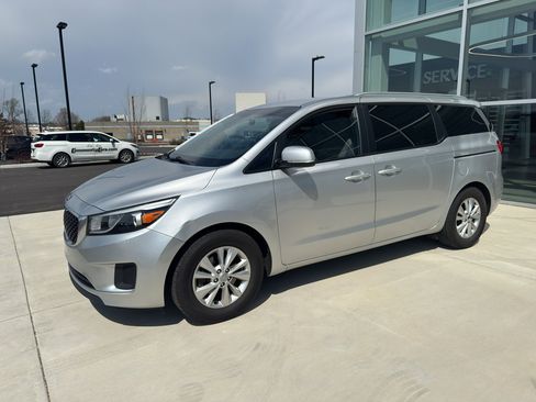 Used 2016 Kia Sedona LX w/ LX Convenience Package image 2