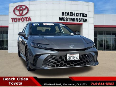 Used 2025 Toyota Camry SE FWD image 3