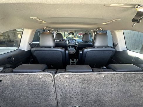 Used 2019 Toyota Highlander XLE image 19
