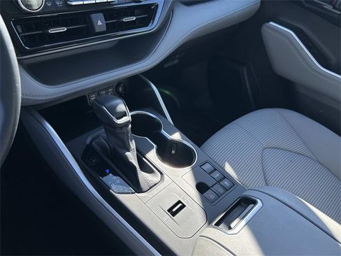 Used 2024 Toyota Highlander LE image 26