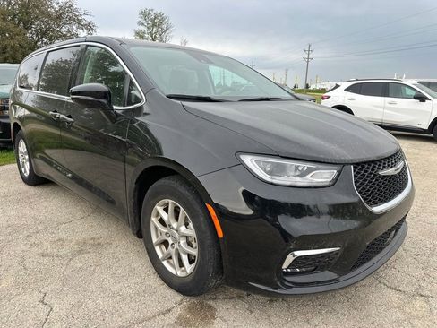 Used 2024 Chrysler Pacifica Touring-L FWD image 2