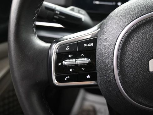 Used 2025 Kia Carnival FWD image 22