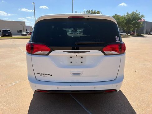 Used 2020 Chrysler Pacifica Touring-L Plus w/ Advanced Safetytec Group FWD image 3