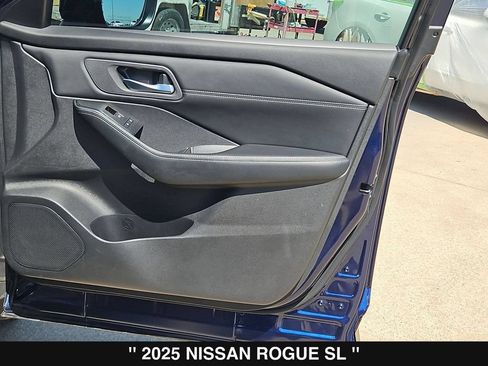 Used 2025 Nissan Rogue SL AWD/4WD image 31