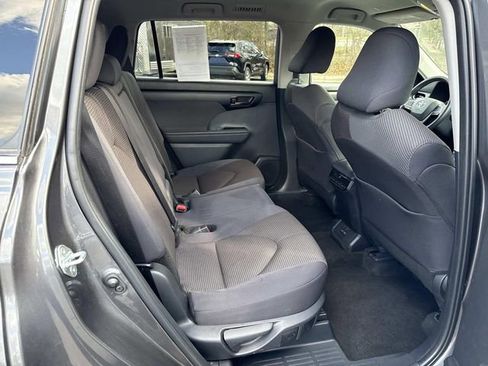 Used 2025 Toyota Highlander LE image 11