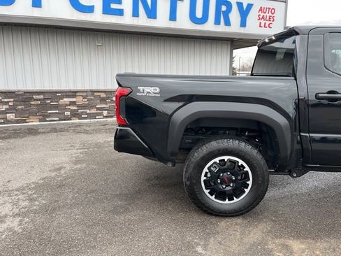 Used 2025 Toyota Tacoma TRD Off-Road image 12