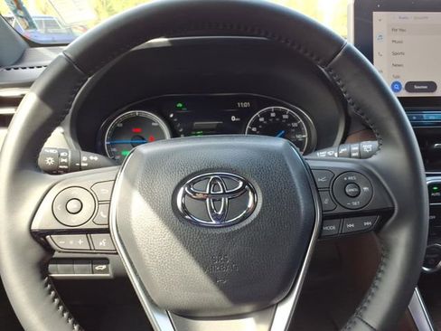 Used 2024 Toyota Venza XLE image 21