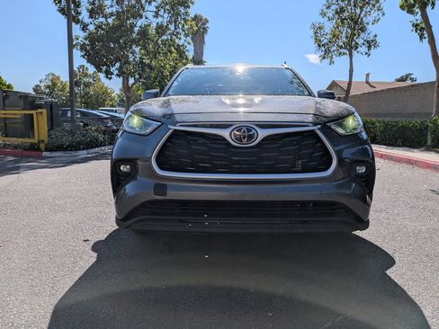 Used 2022 Toyota Highlander XLE FWD image 3