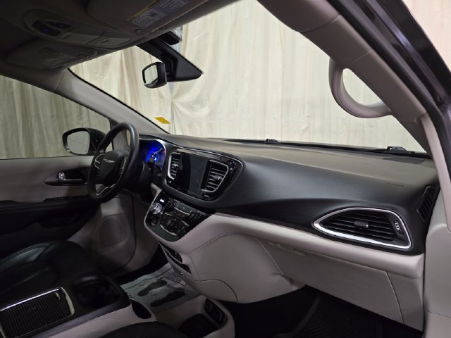 Used 2020 Chrysler Pacifica Touring-L Plus FWD image 32