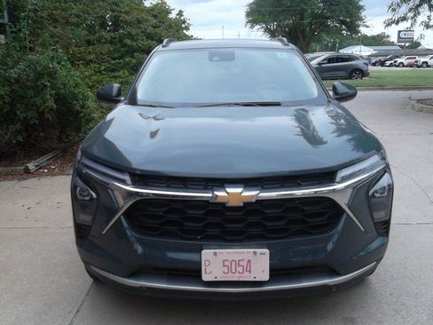 Used 2025 Chevrolet Trax LT w/ LT Convenience Package image 4
