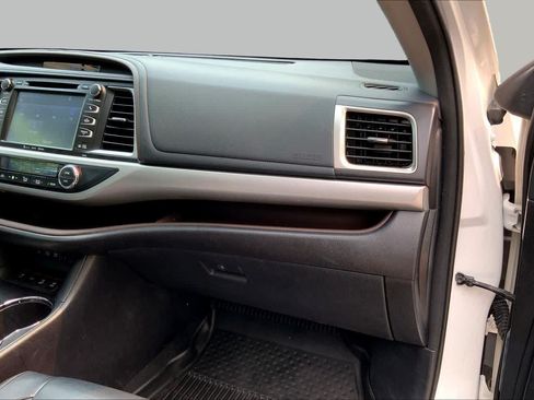 Used 2018 Toyota Highlander XLE AWD/4WD image 19