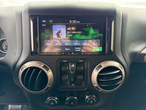 Used 2017 Jeep Wrangler Unlimited Sahara AWD/4WD image 24