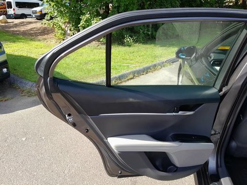 Used 2019 Toyota Camry LE FWD image 31