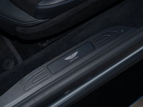 Used 2025 Aston Martin V8 Vantage Coupe image 18