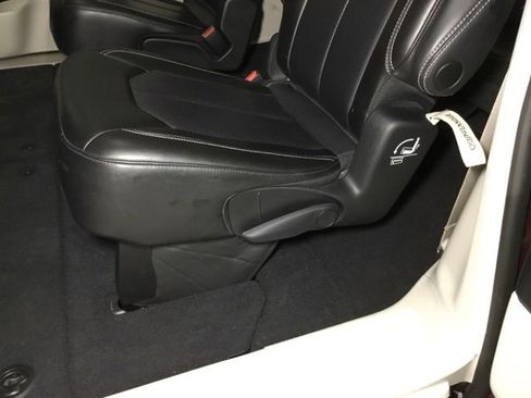 Used 2023 Chrysler Pacifica Touring-L image 36