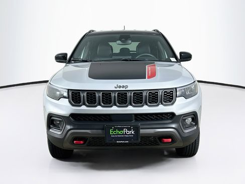 Used 2025 Jeep Compass Trailhawk AWD/4WD image 2