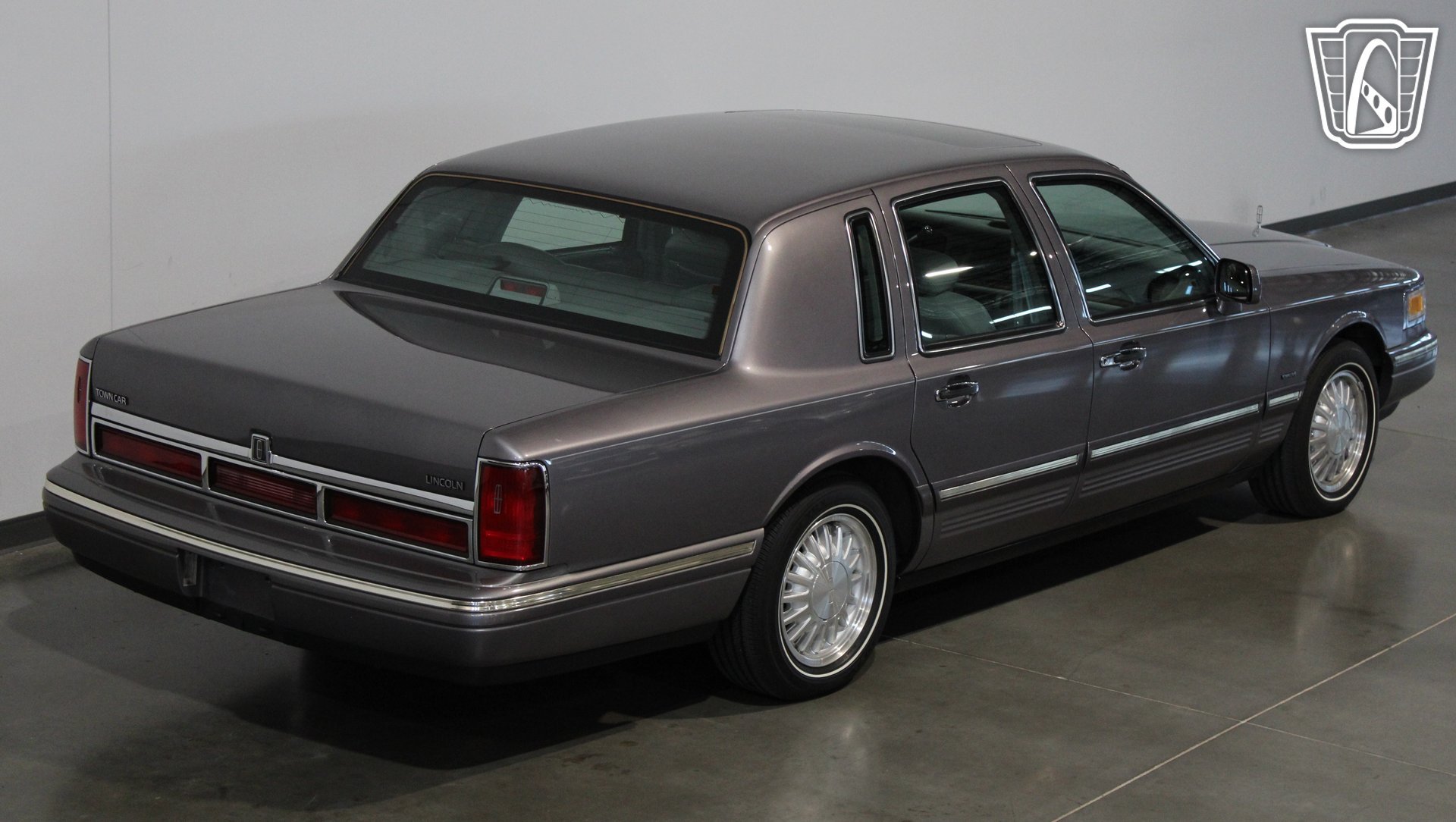 Used 1996 Lincoln Town Car Signature RWD image 17