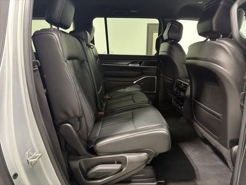 Used 2024 Jeep Wagoneer L Series II w/ Flexible Seating Group AWD/4WD image 25