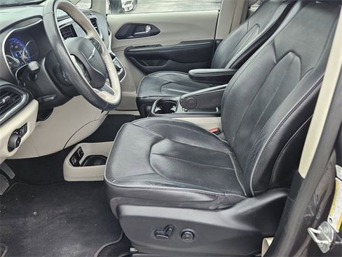 Used 2020 Chrysler Pacifica Limited image 4